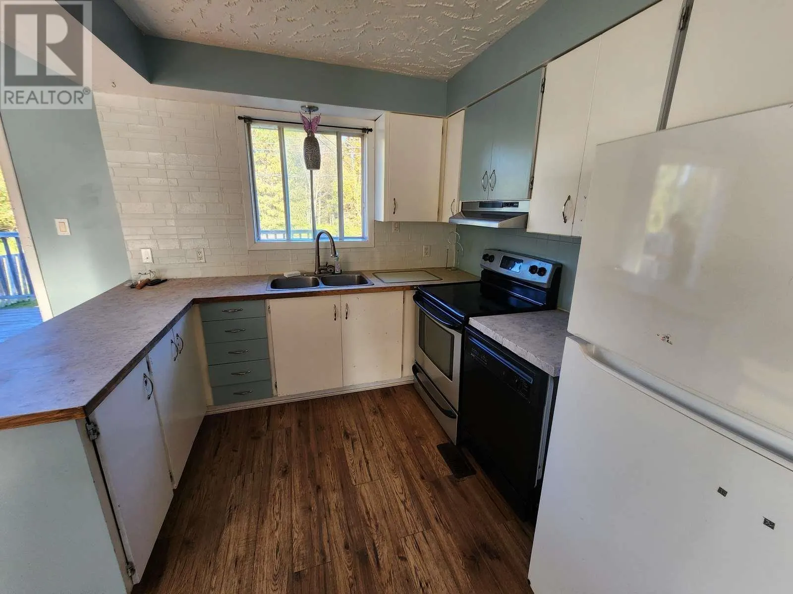 38 EASTGROVE CRES