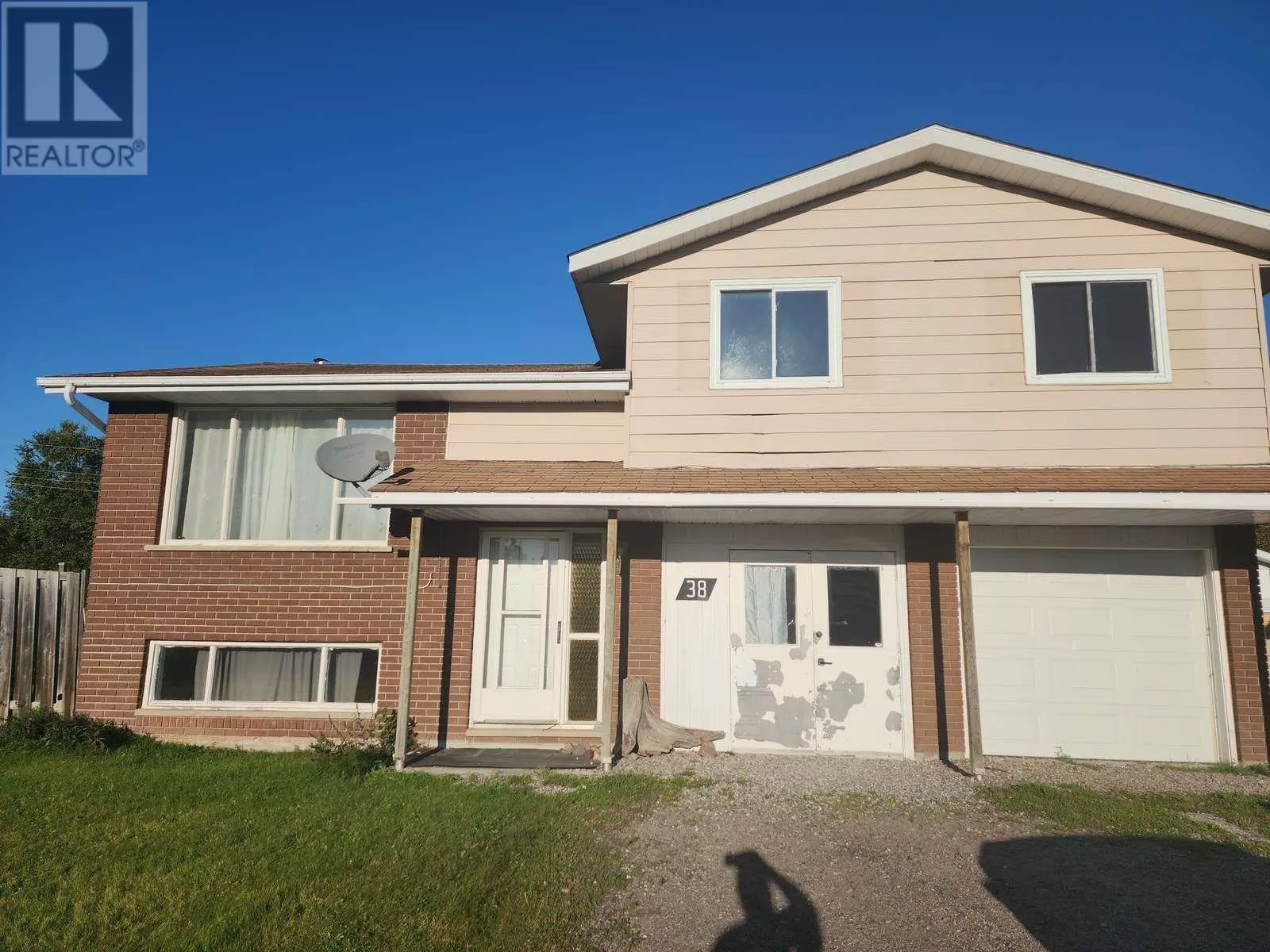 38 EASTGROVE CRES