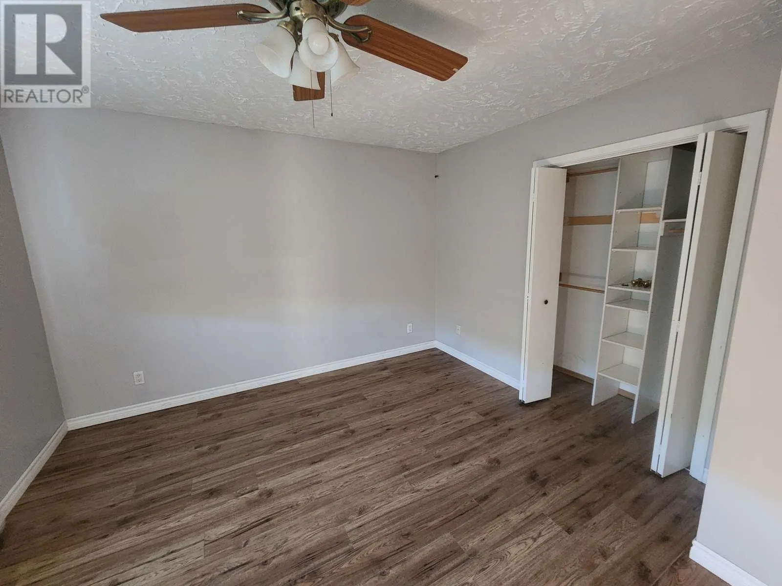 38 EASTGROVE CRES