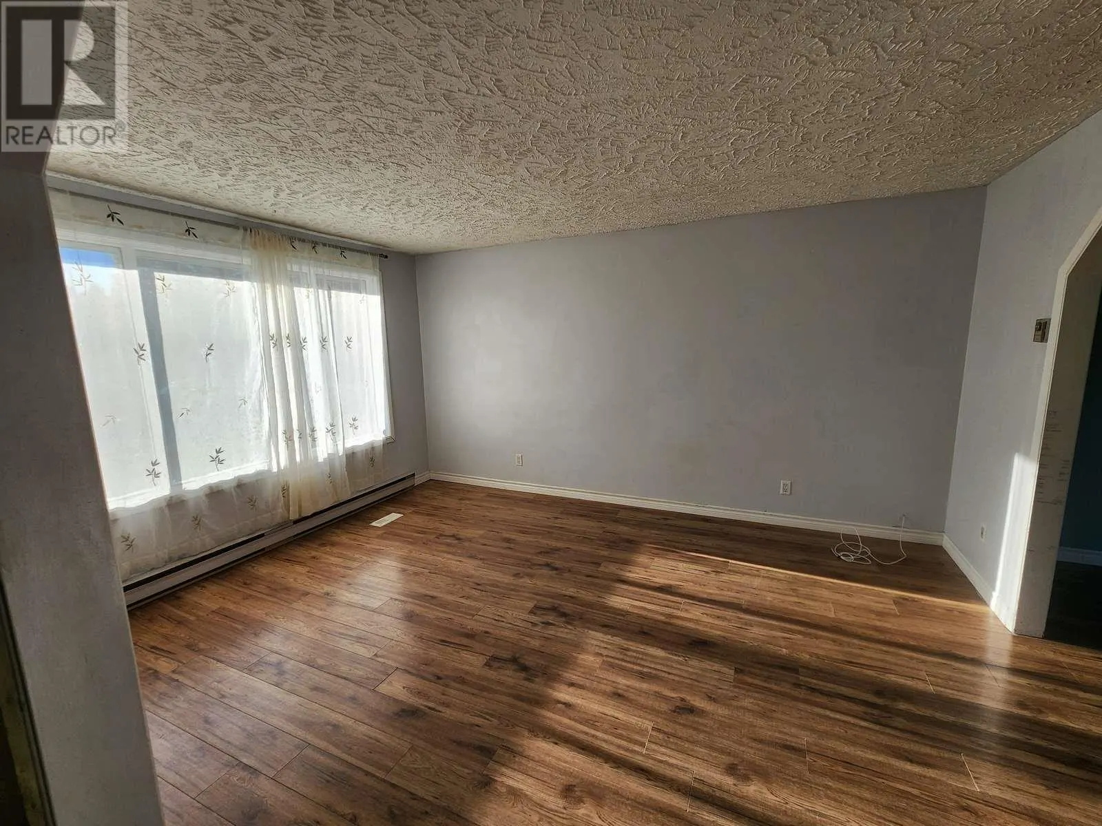 38 EASTGROVE CRES