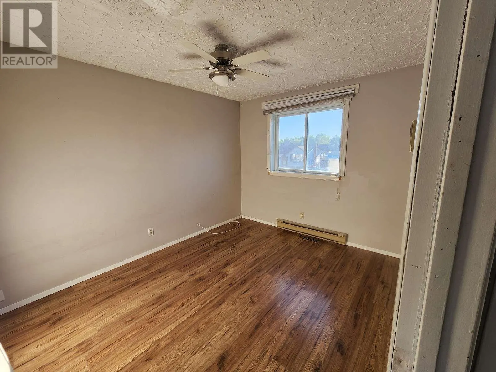 38 EASTGROVE CRES
