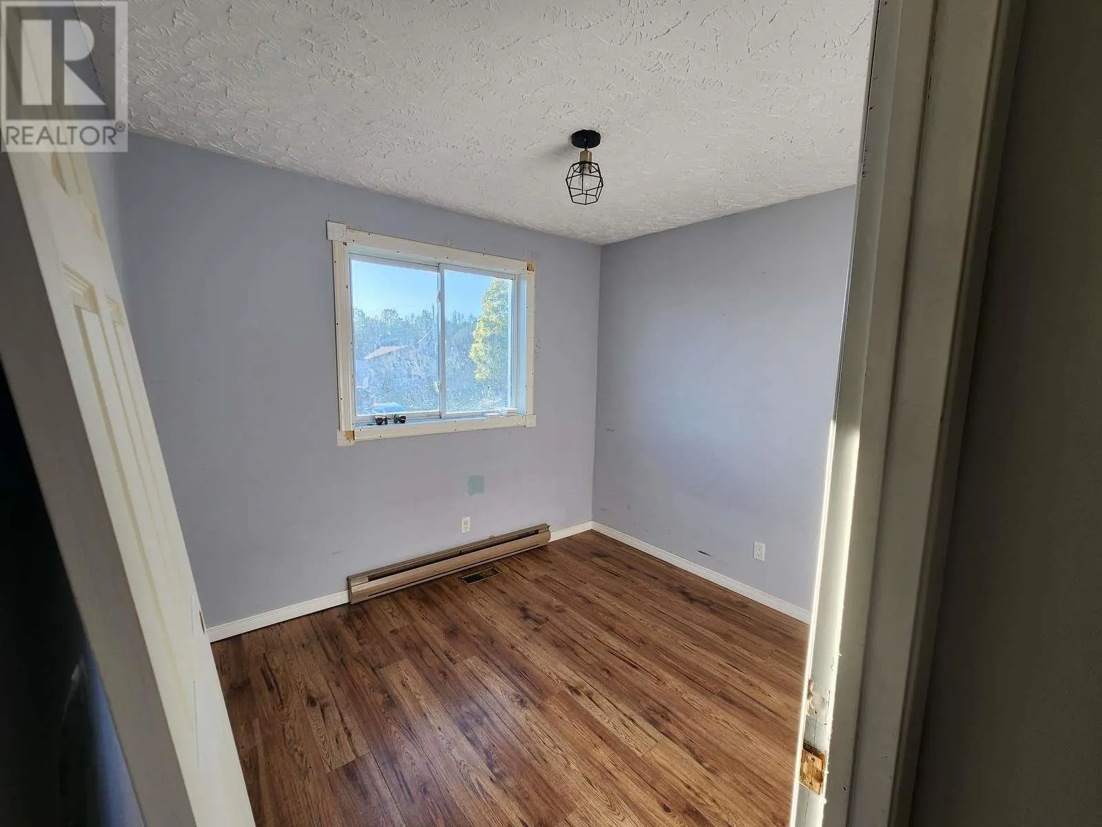 38 EASTGROVE CRES