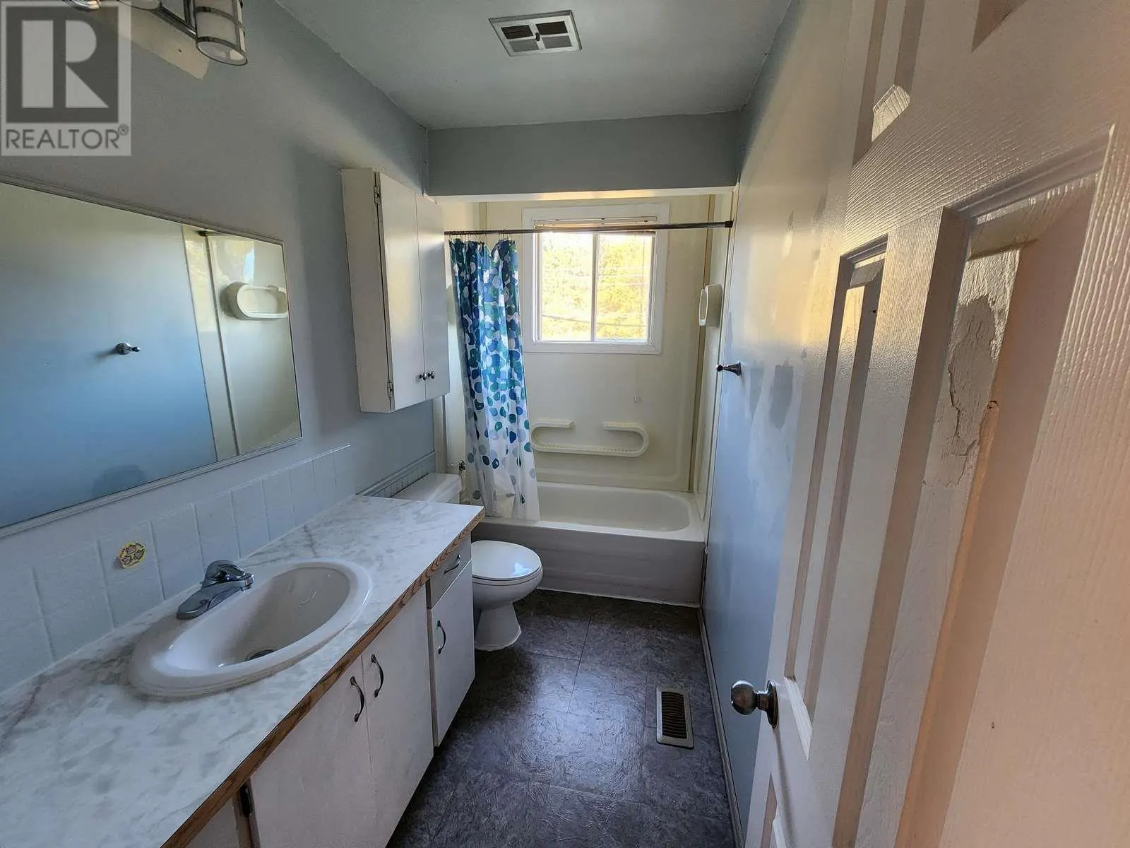 38 EASTGROVE CRES
