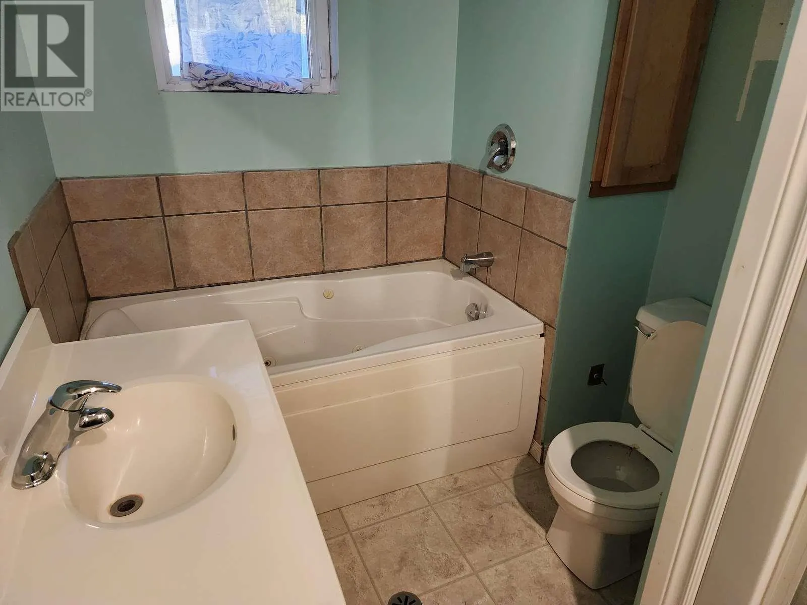 38 EASTGROVE CRES