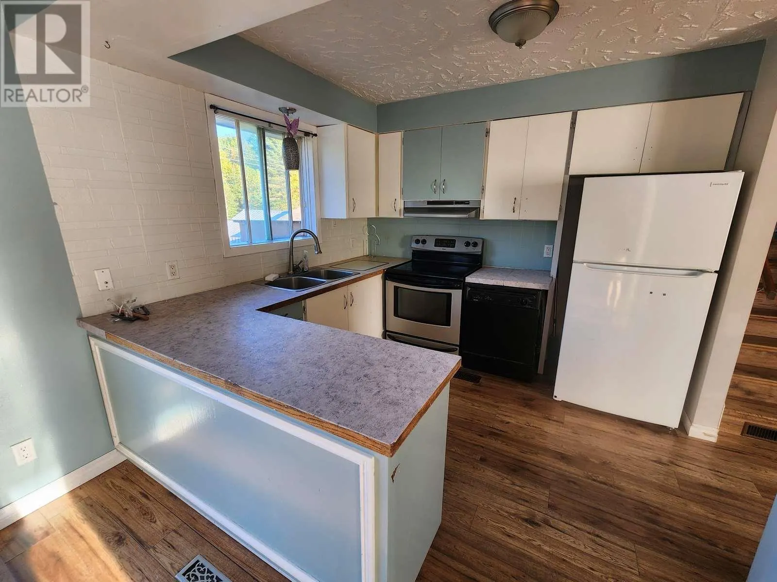 38 EASTGROVE CRES