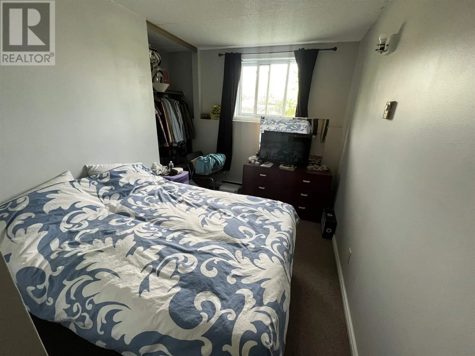 160 725 James Street S