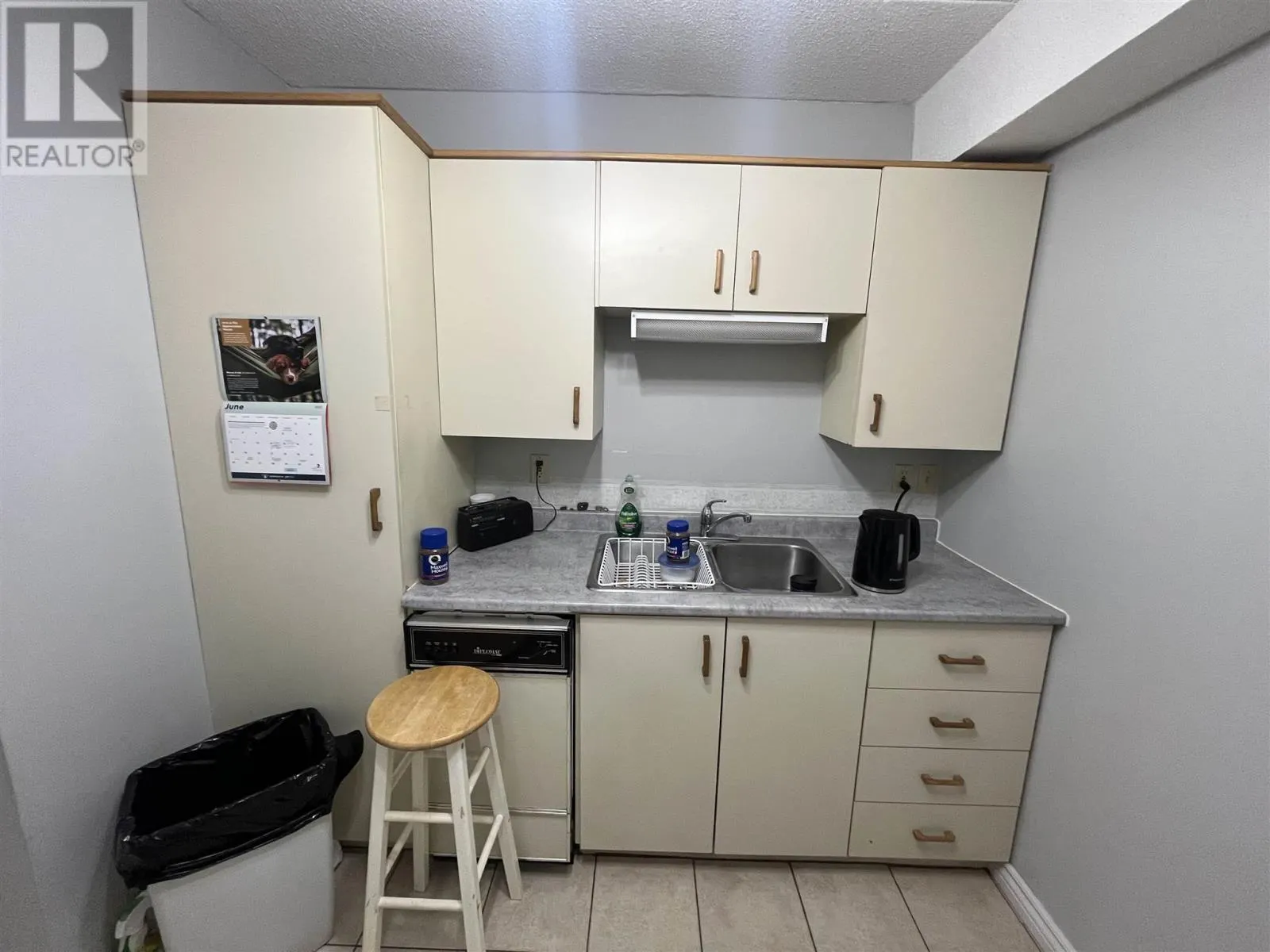 160 725 James Street S