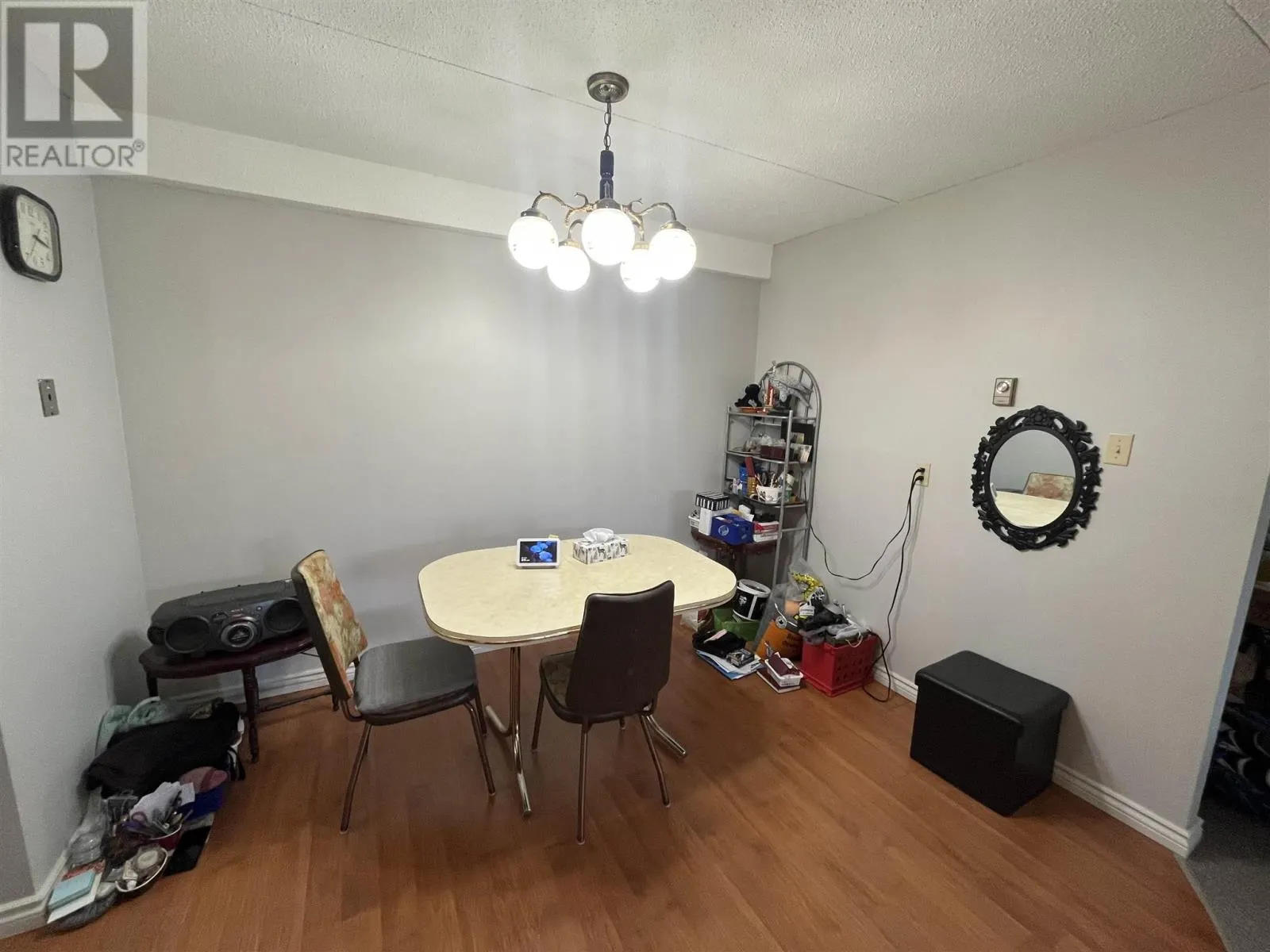 160 725 James Street S