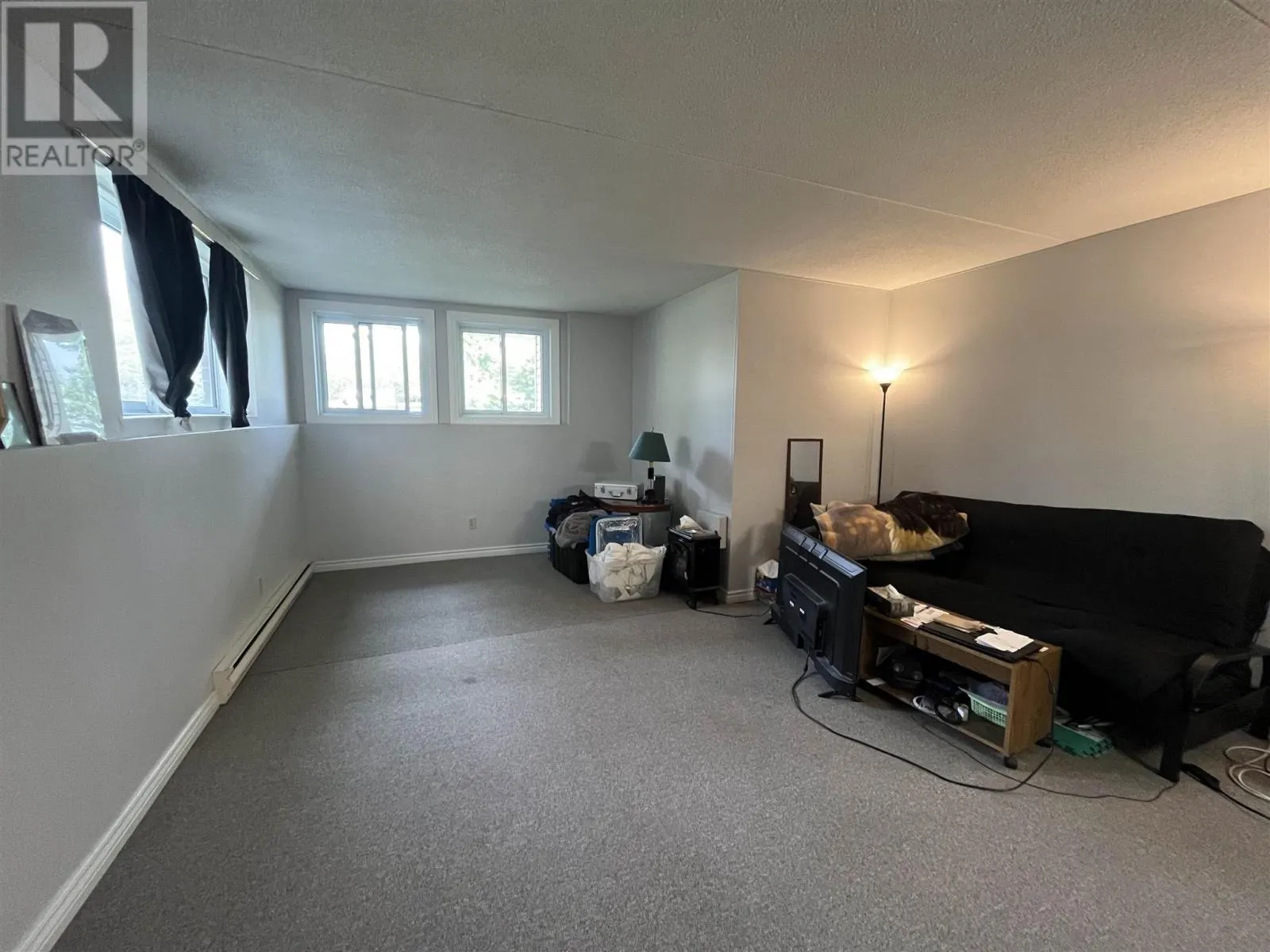160 725 James Street S