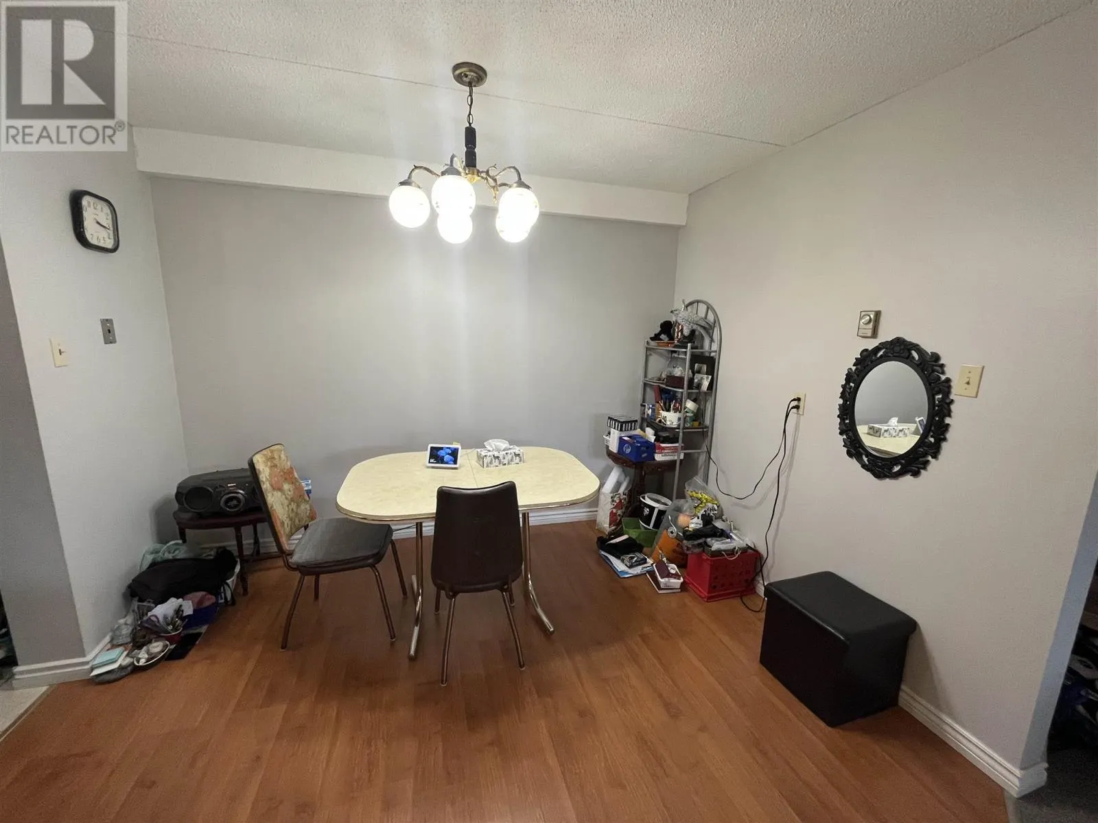 160 725 James Street S