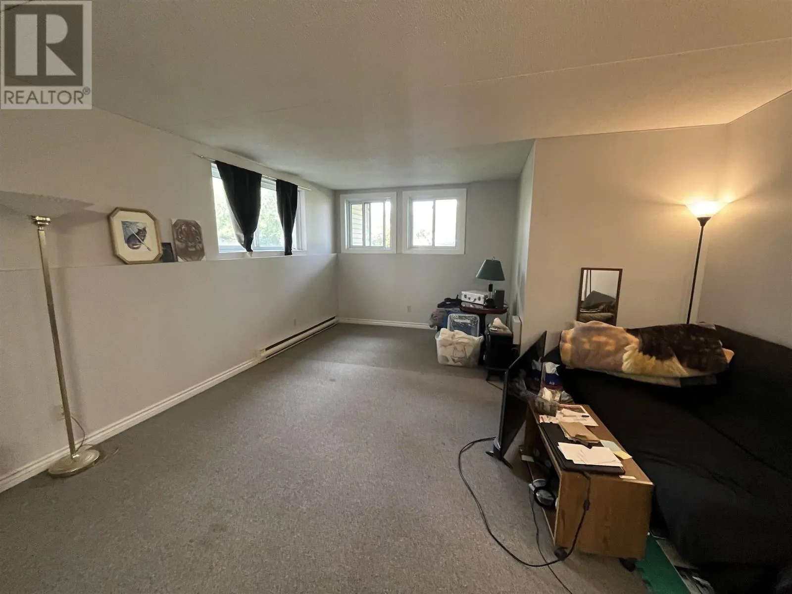 160 725 James Street S