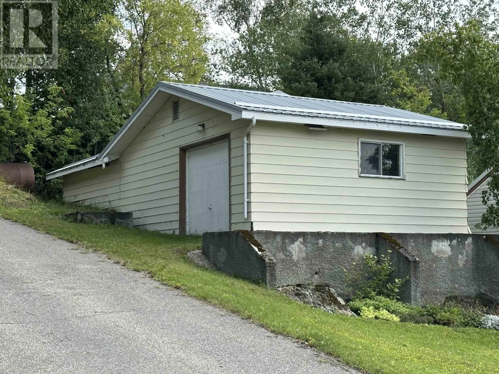 16 Lakeview Avenue