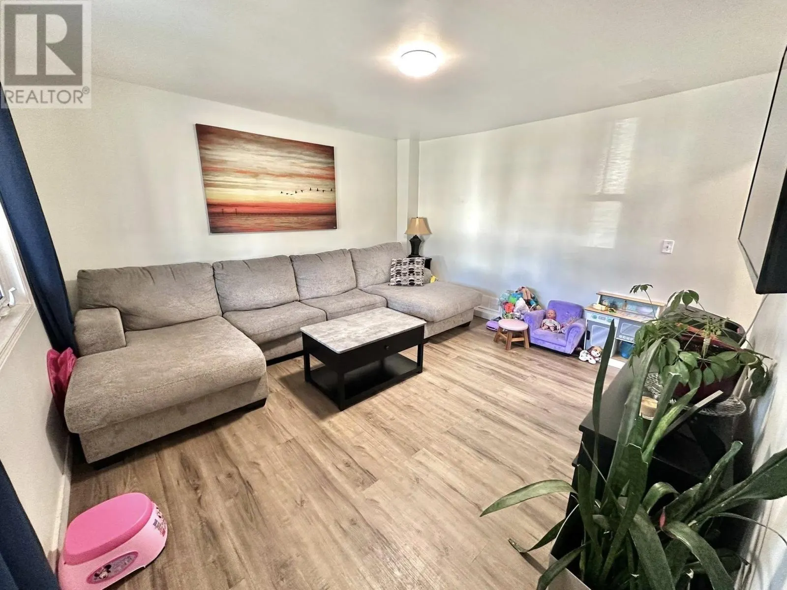 230 Amelia ST E