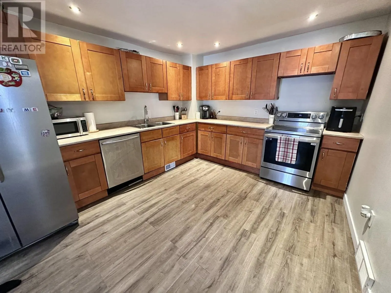 230 Amelia ST E
