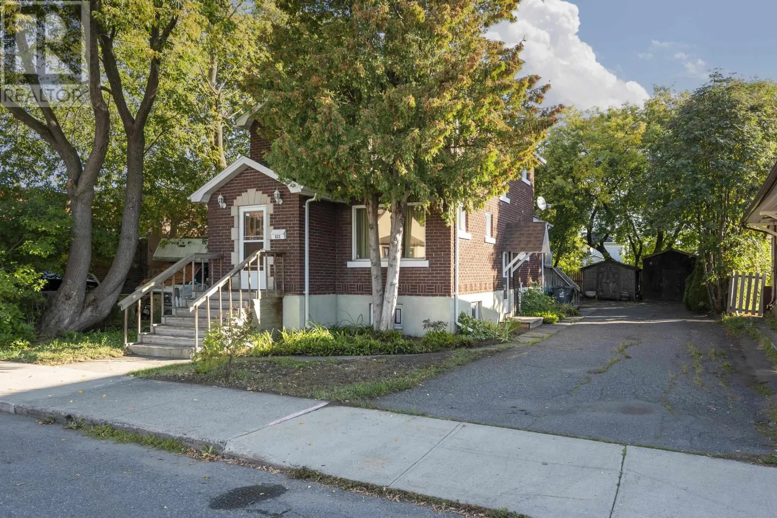 622 McTavish St