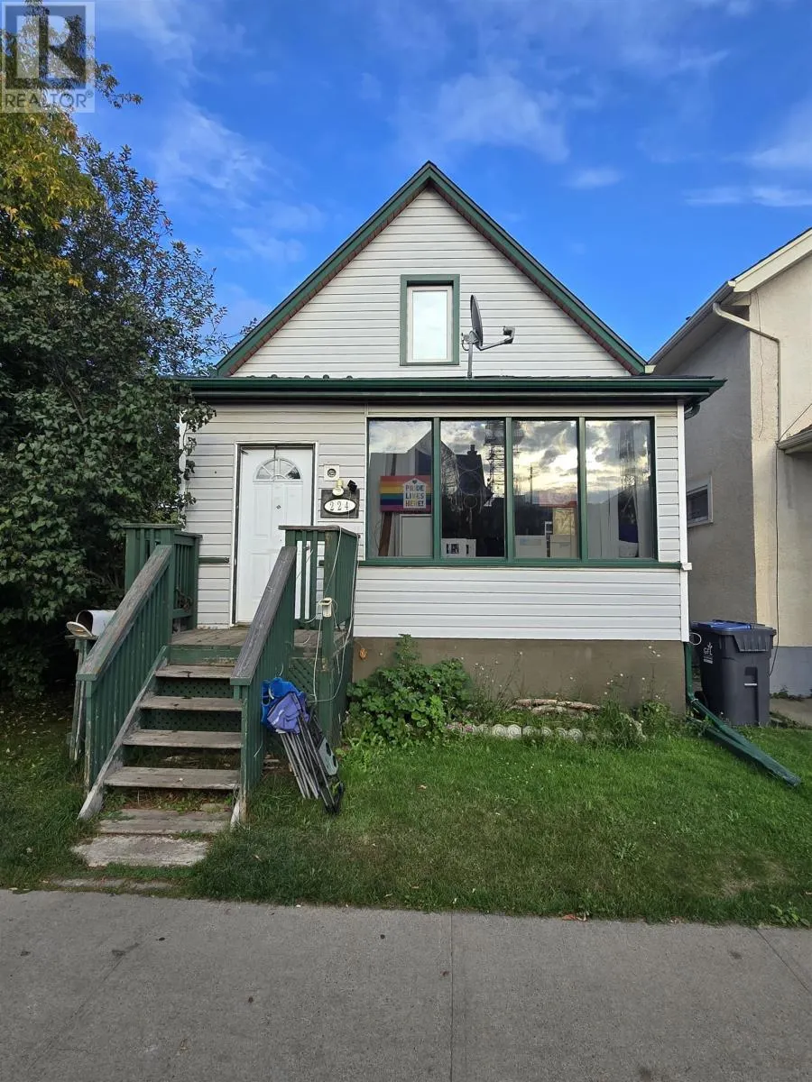 224 Mckellar ST S