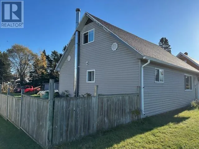 8 Laurier AVE