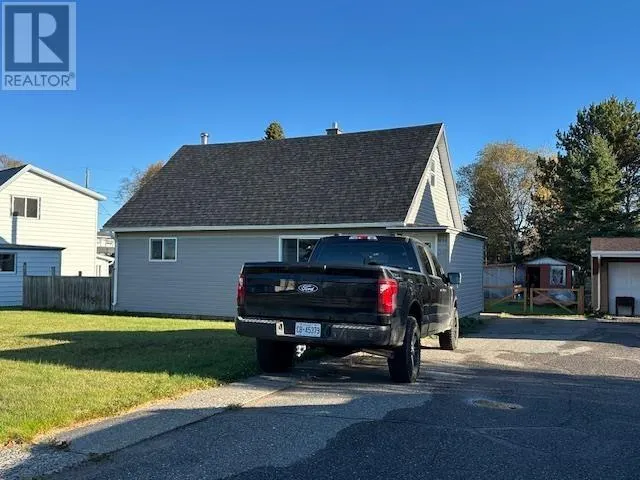 8 Laurier AVE