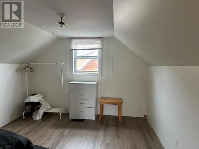 8 Laurier AVE
