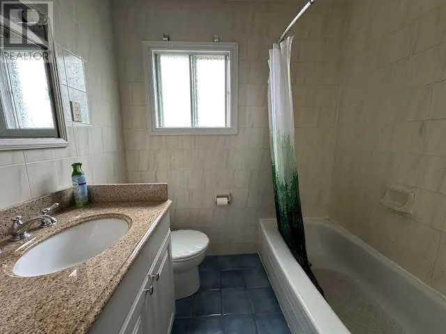 8 Laurier AVE