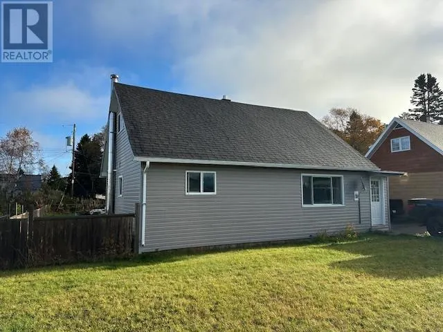 8 Laurier AVE