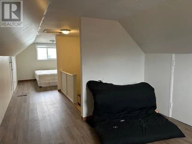8 Laurier AVE