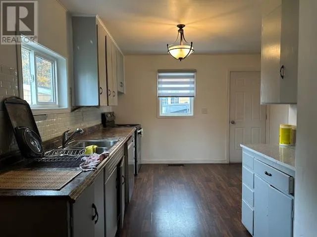 8 Laurier AVE