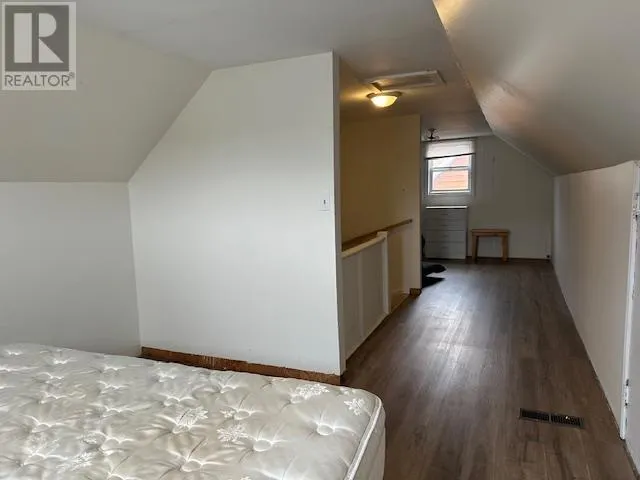 8 Laurier AVE