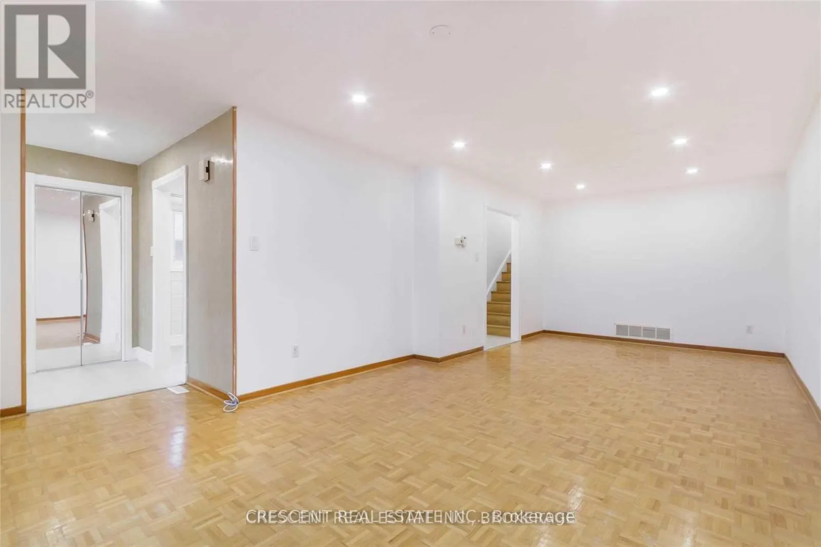 UPPER - 4036 DUNMOW CRESCENT