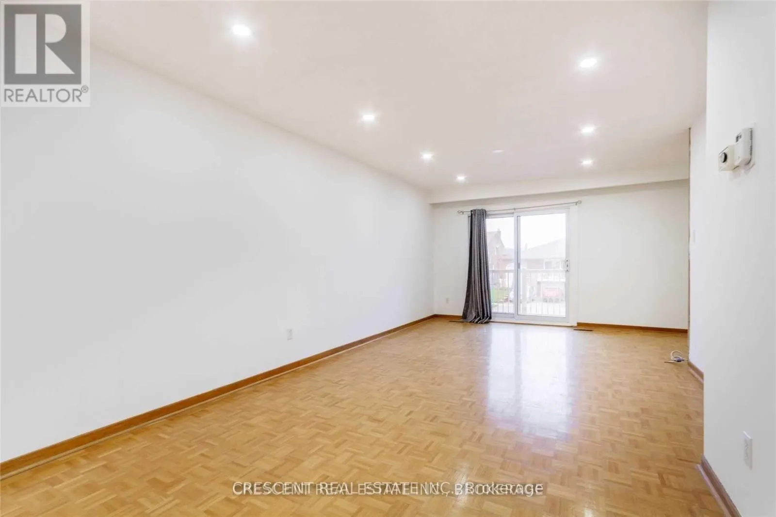UPPER - 4036 DUNMOW CRESCENT