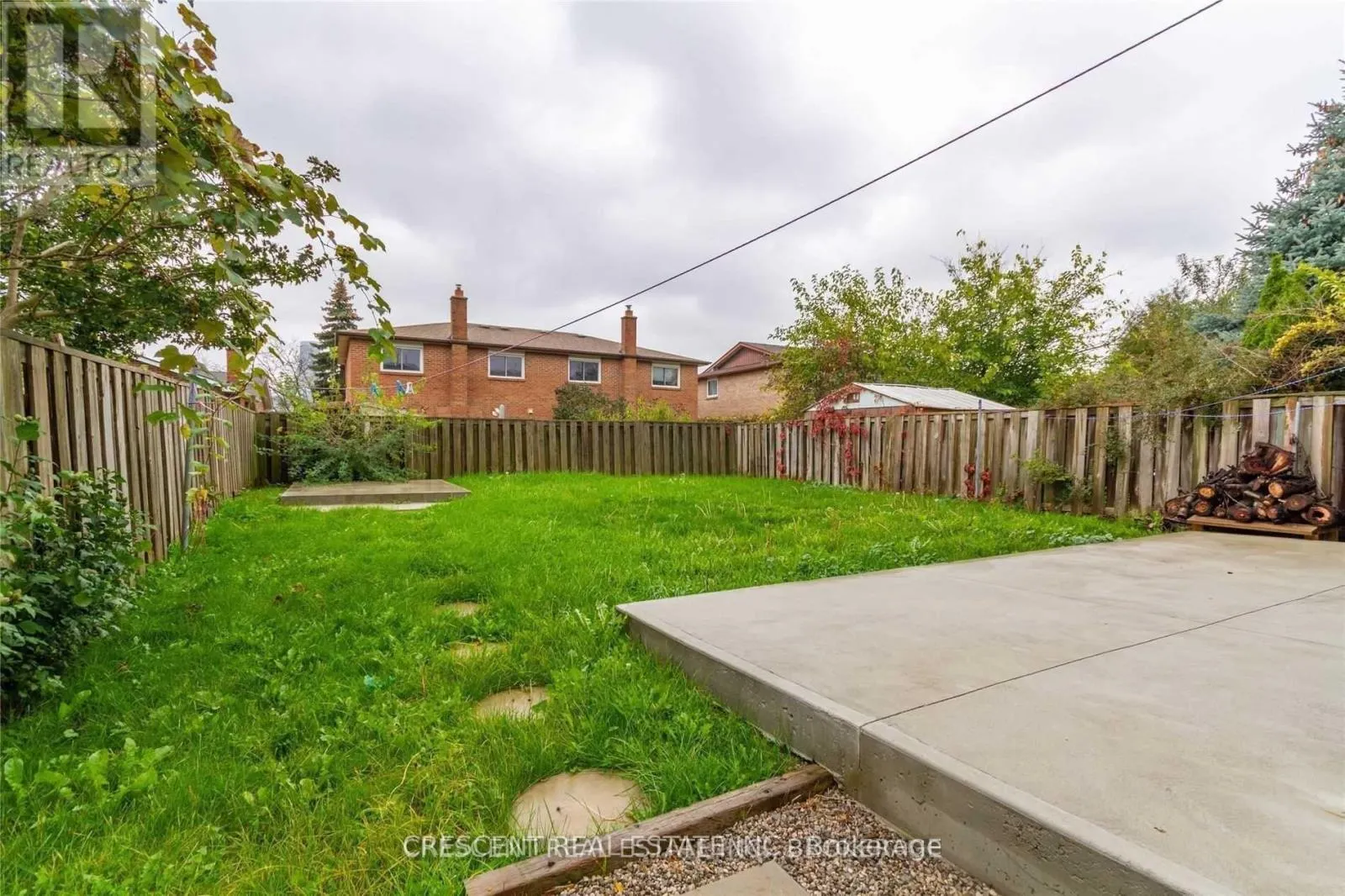 UPPER - 4036 DUNMOW CRESCENT