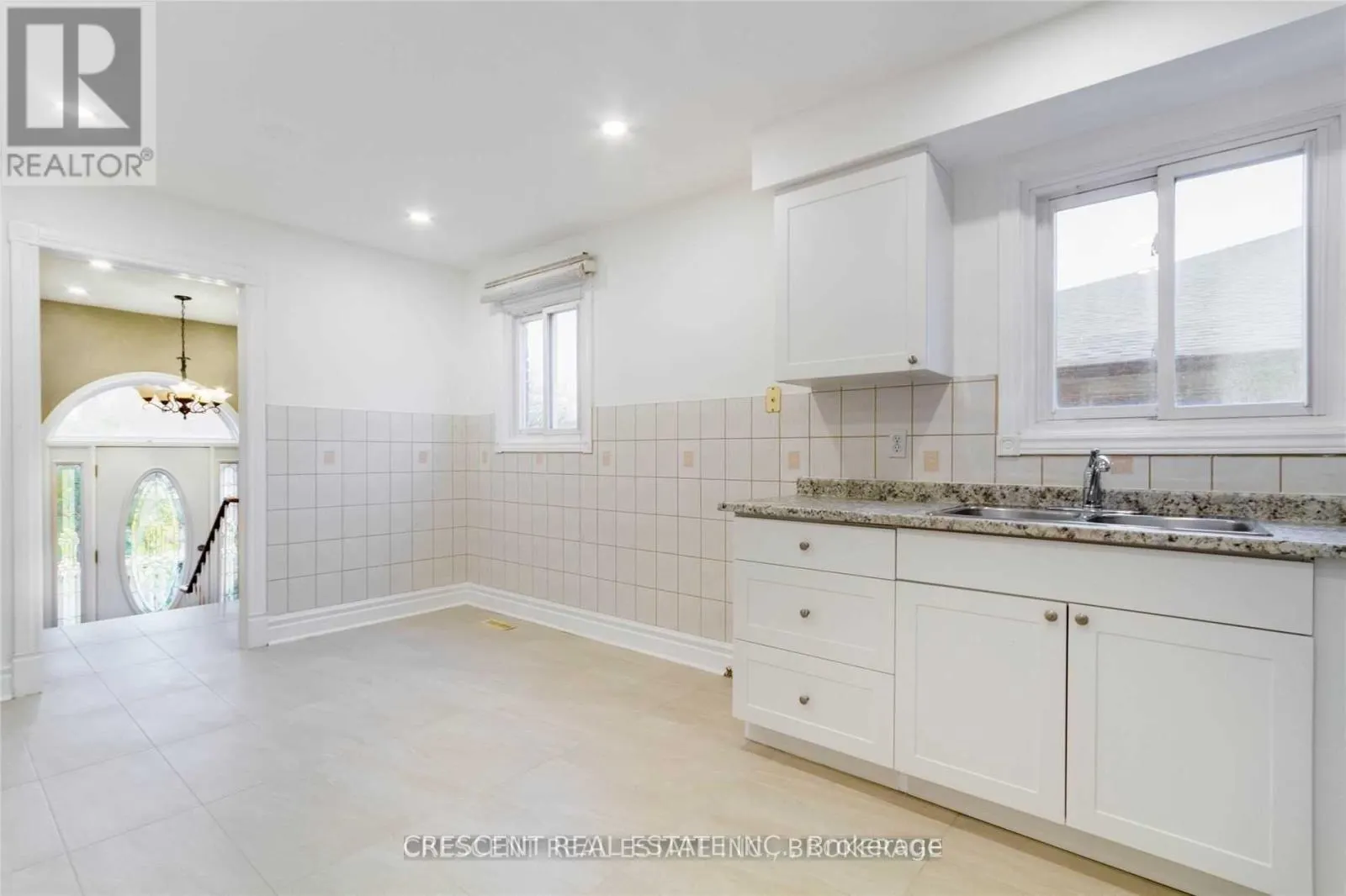 UPPER - 4036 DUNMOW CRESCENT
