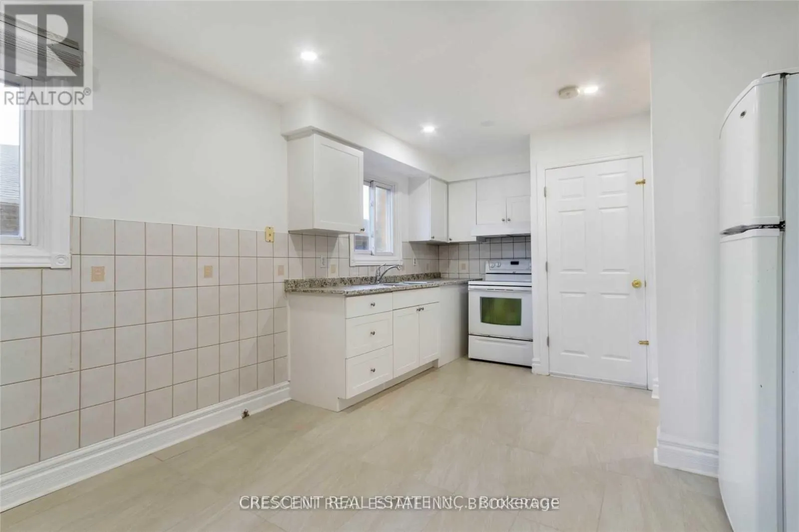 UPPER - 4036 DUNMOW CRESCENT