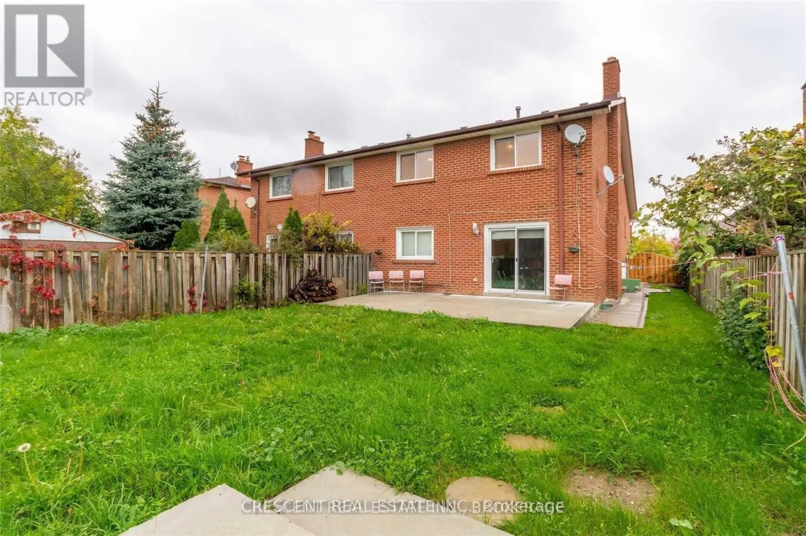 UPPER - 4036 DUNMOW CRESCENT