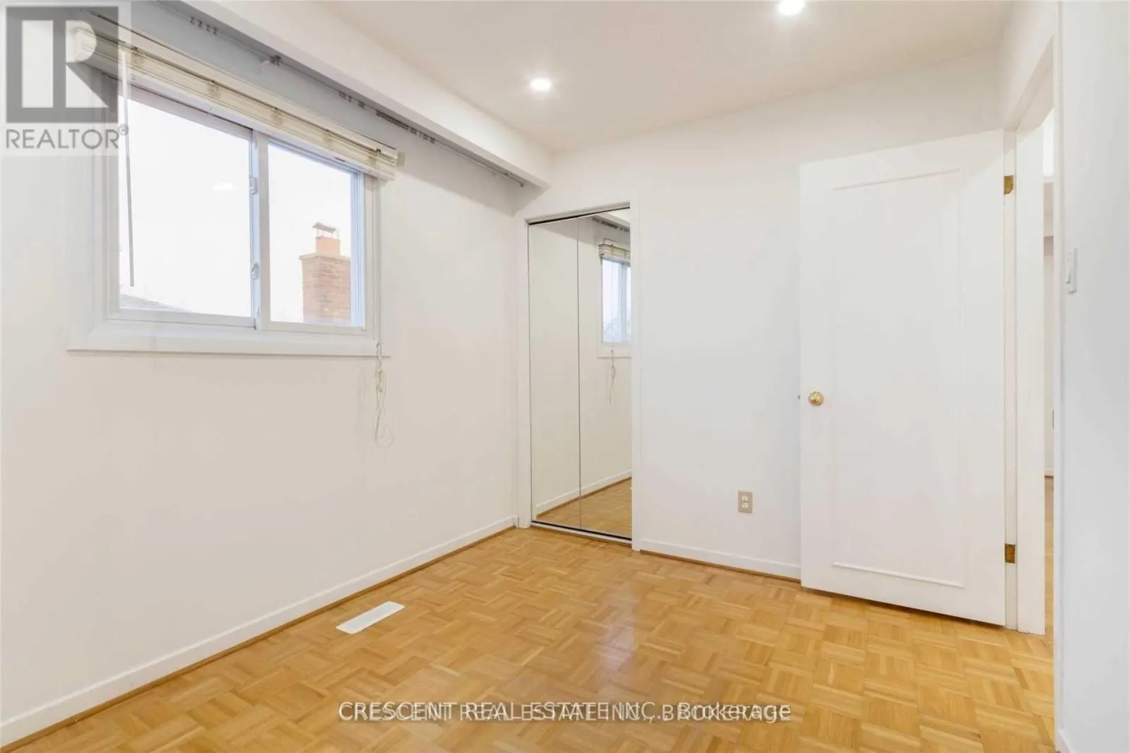 UPPER - 4036 DUNMOW CRESCENT
