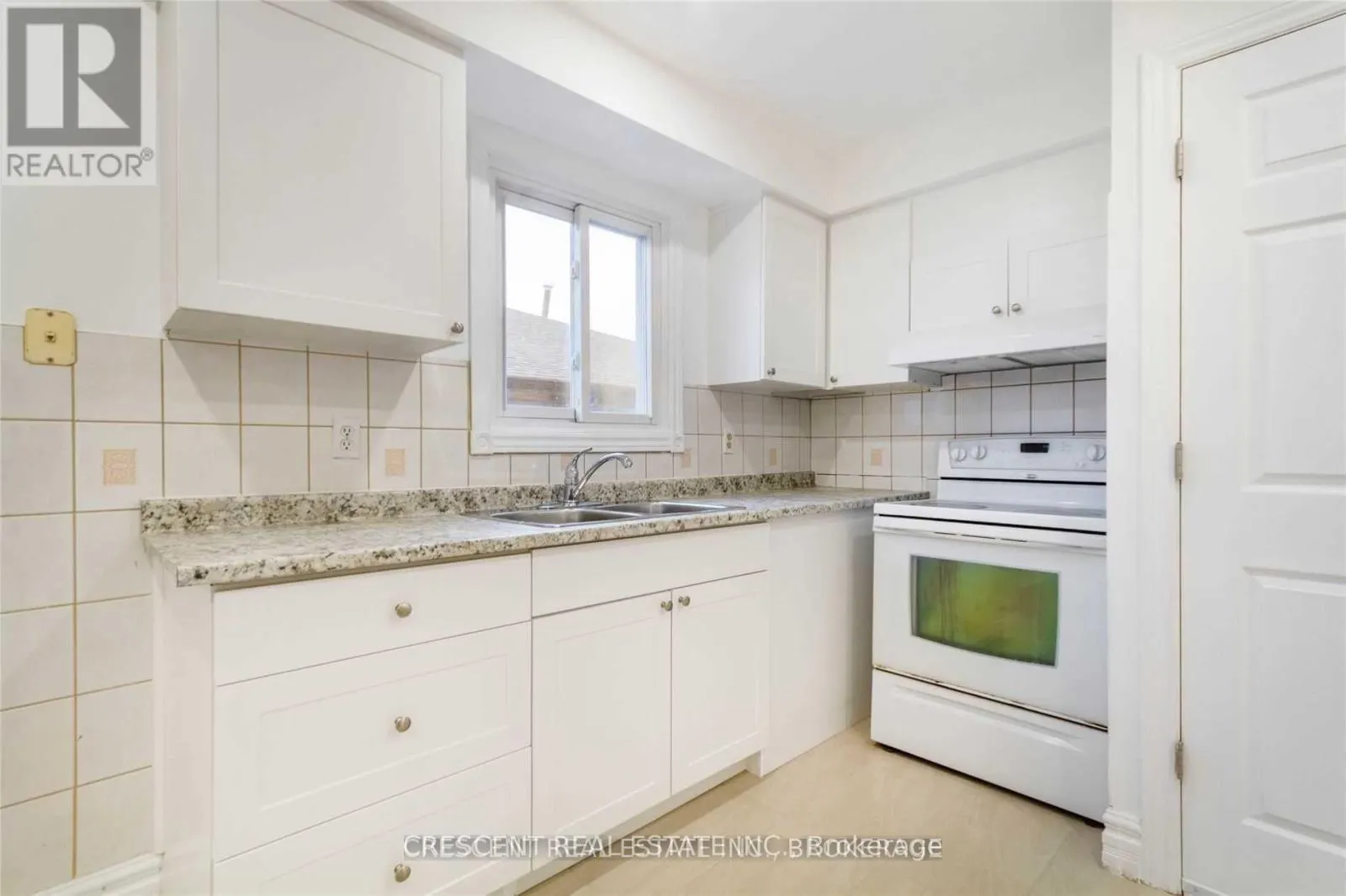 UPPER - 4036 DUNMOW CRESCENT