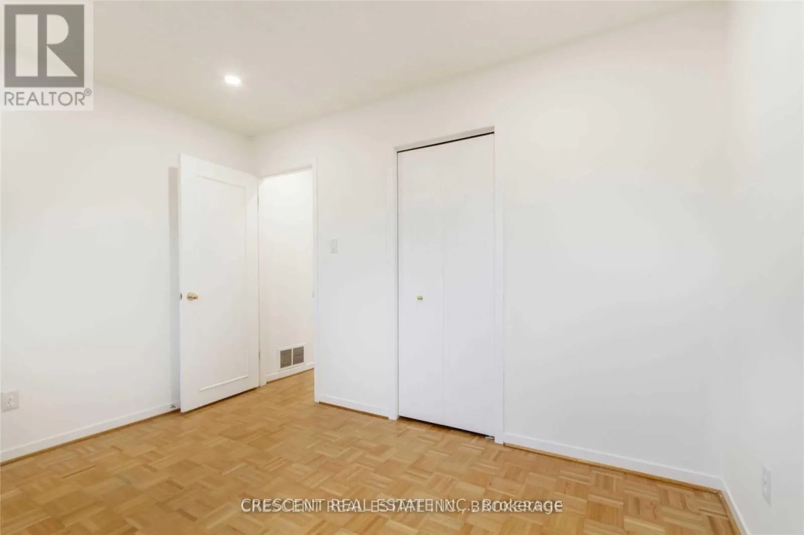 UPPER - 4036 DUNMOW CRESCENT