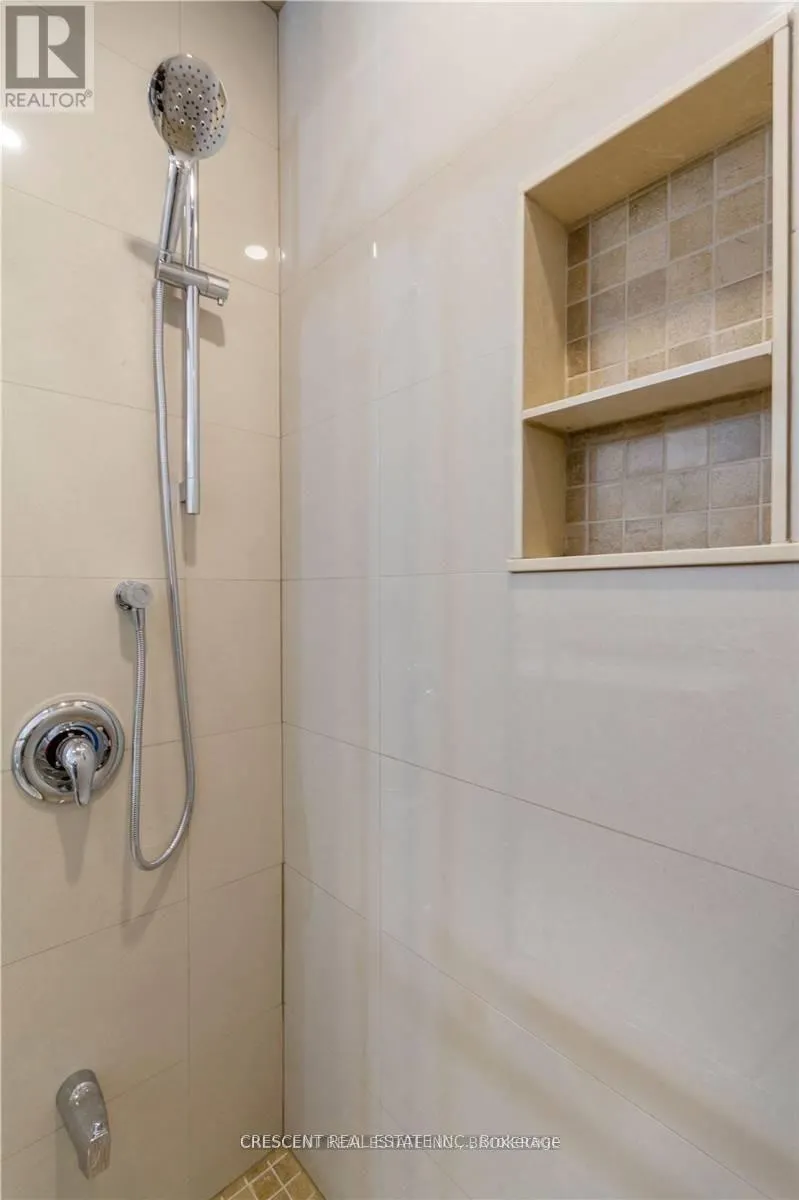 UPPER - 4036 DUNMOW CRESCENT