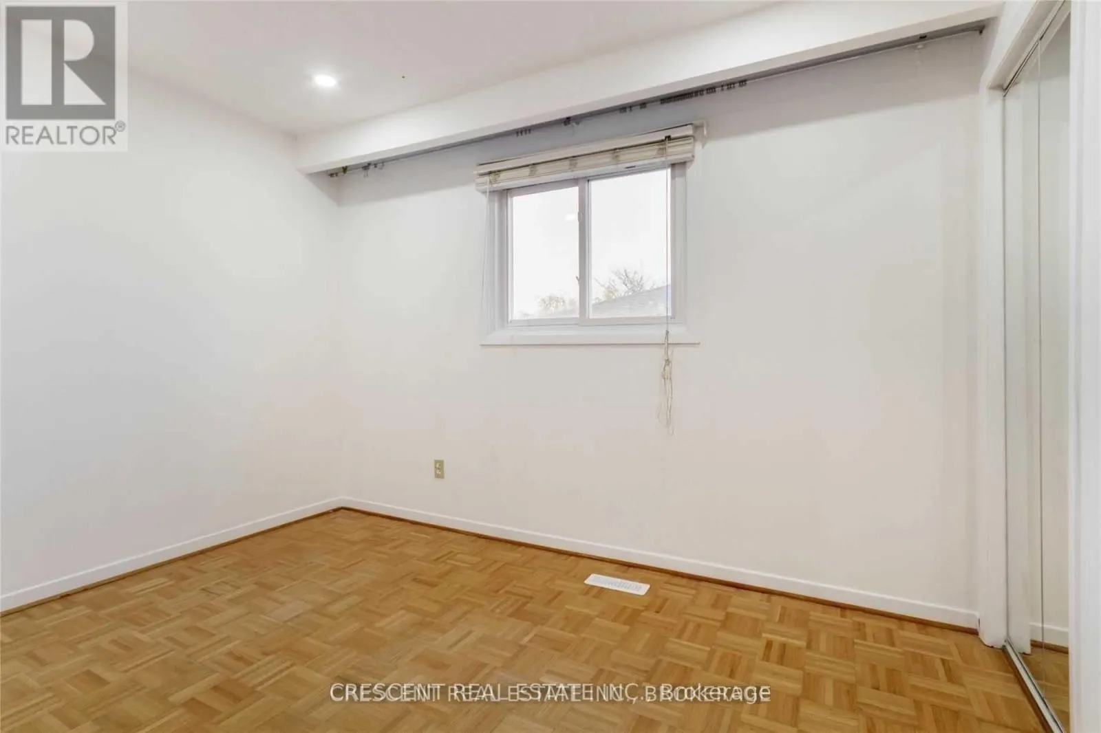UPPER - 4036 DUNMOW CRESCENT