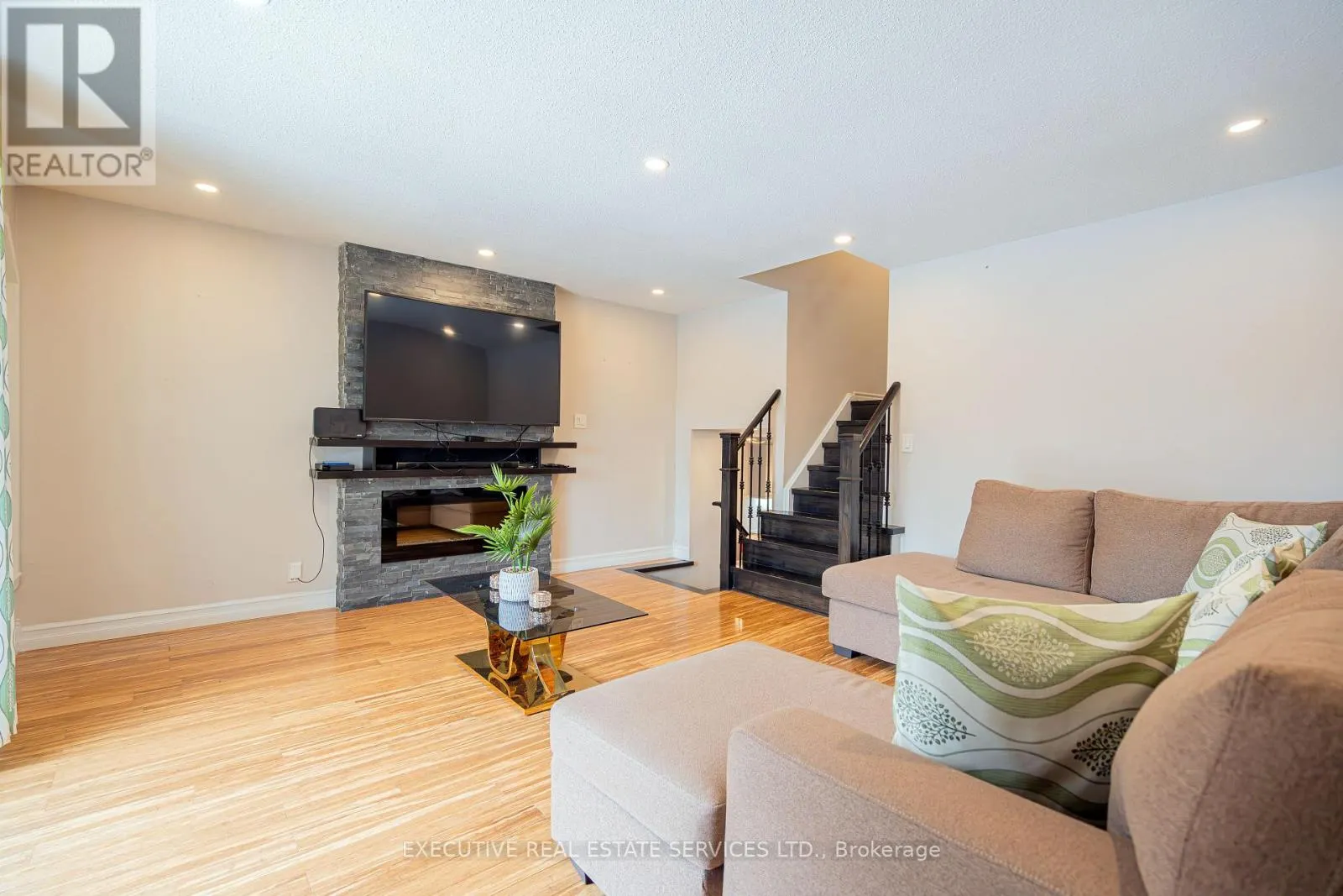 4 SIMMONS BOULEVARD