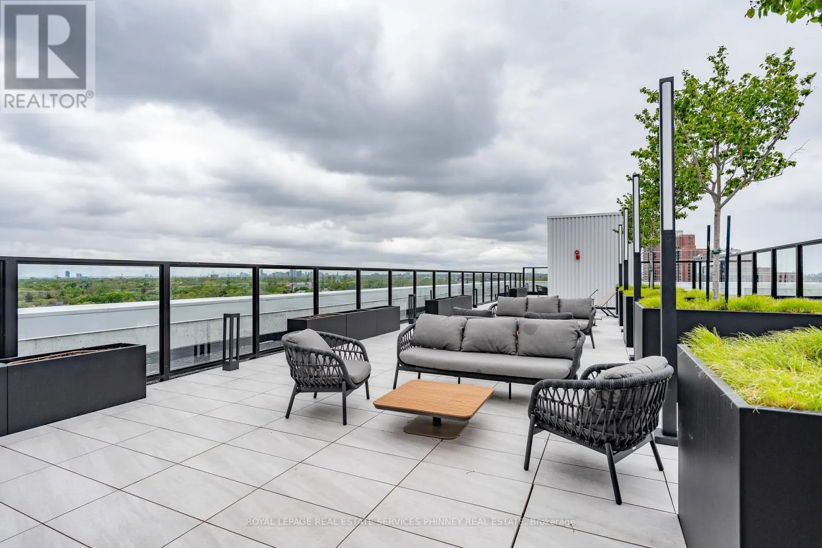 515 - 2720 DUNDAS STREET W