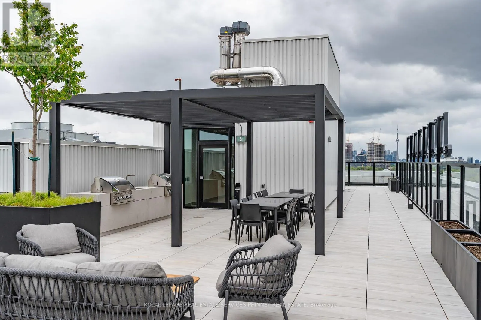 515 - 2720 DUNDAS STREET W