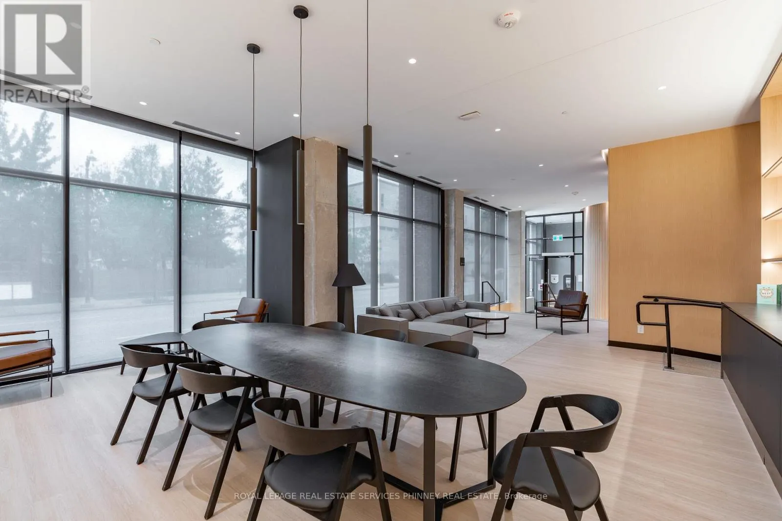 515 - 2720 DUNDAS STREET W