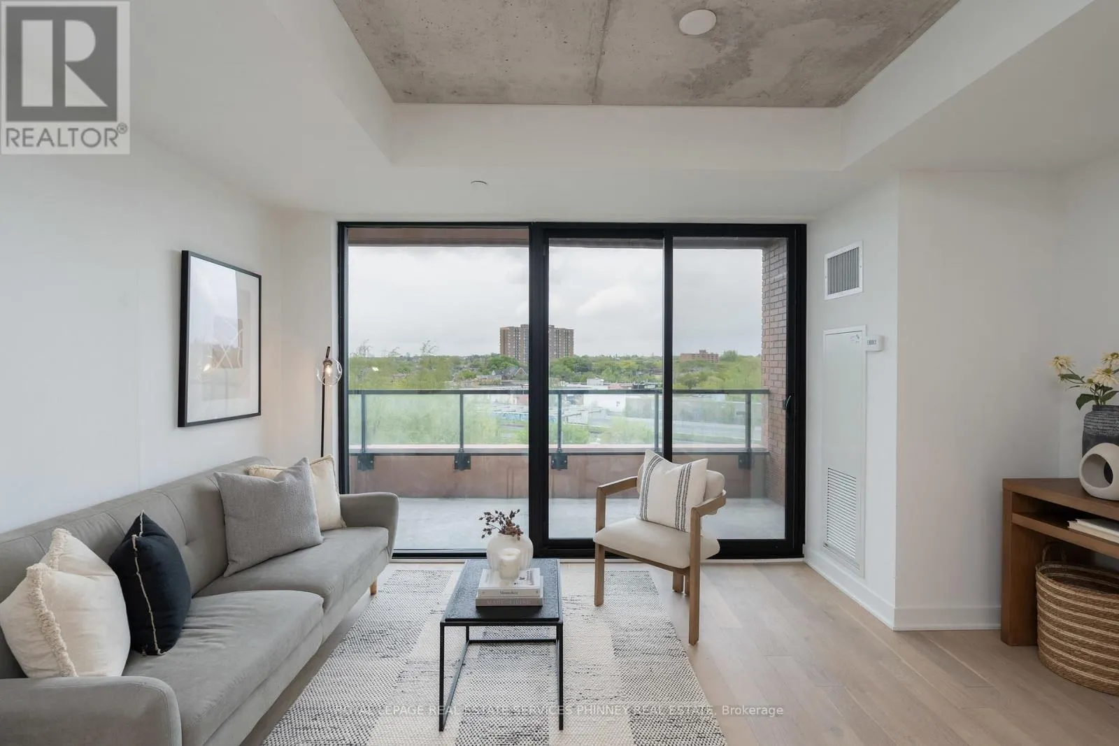 515 - 2720 DUNDAS STREET W