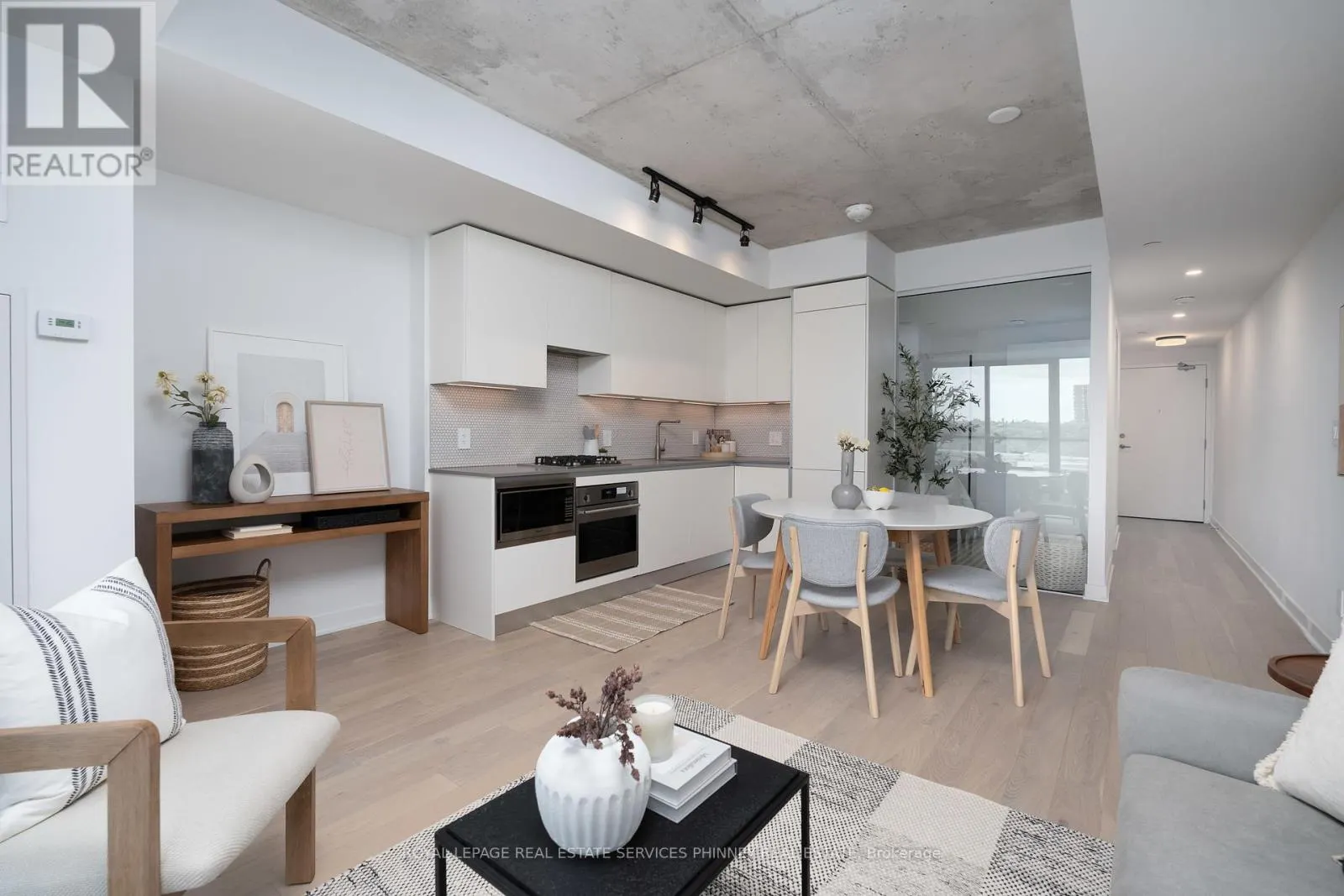 515 - 2720 DUNDAS STREET W