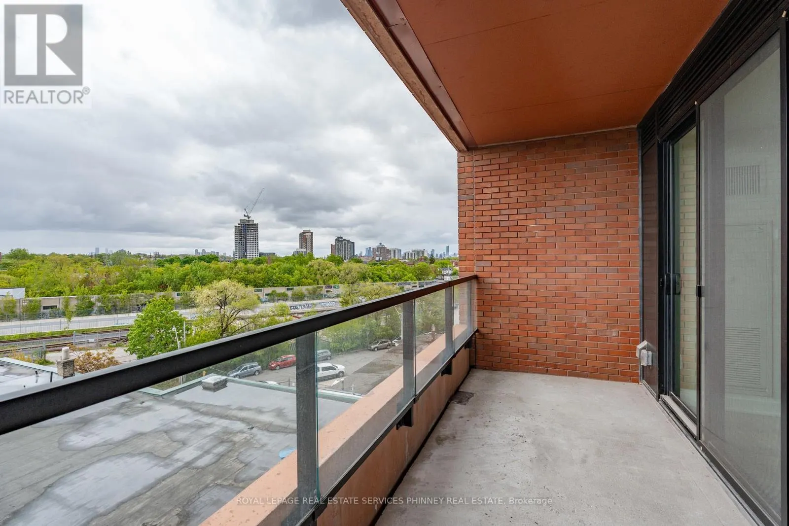 515 - 2720 DUNDAS STREET W