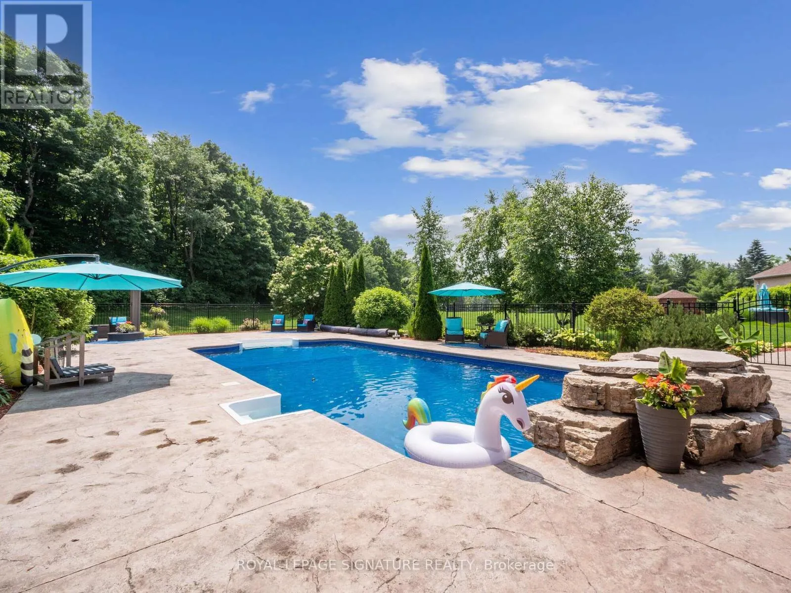 10 FOREST RIDGE CRESCENT