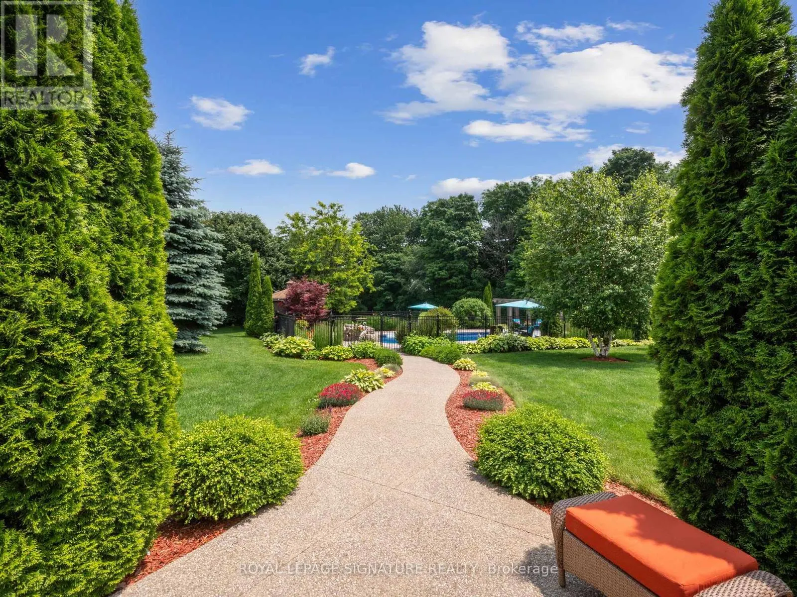 10 FOREST RIDGE CRESCENT