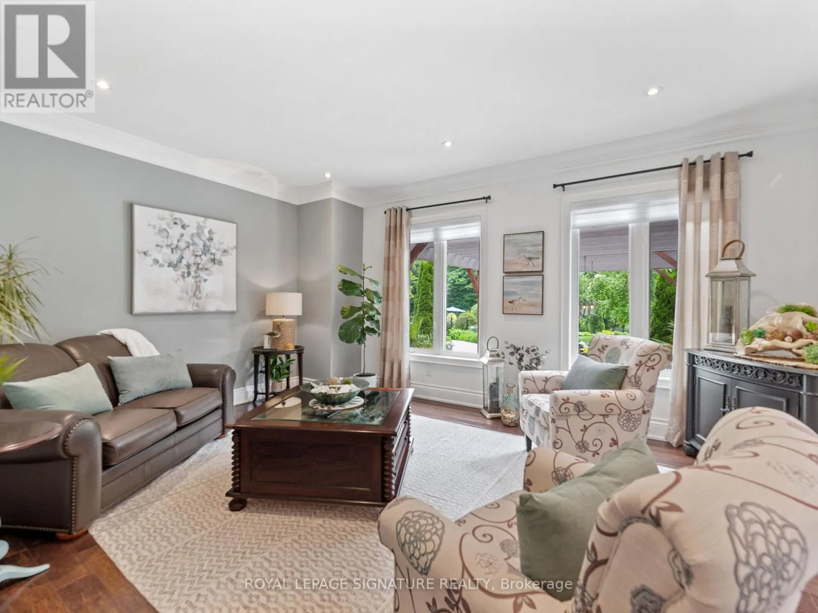10 FOREST RIDGE CRESCENT