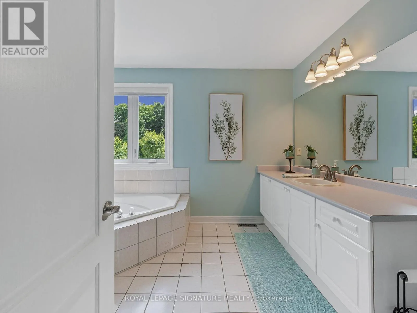 10 FOREST RIDGE CRESCENT